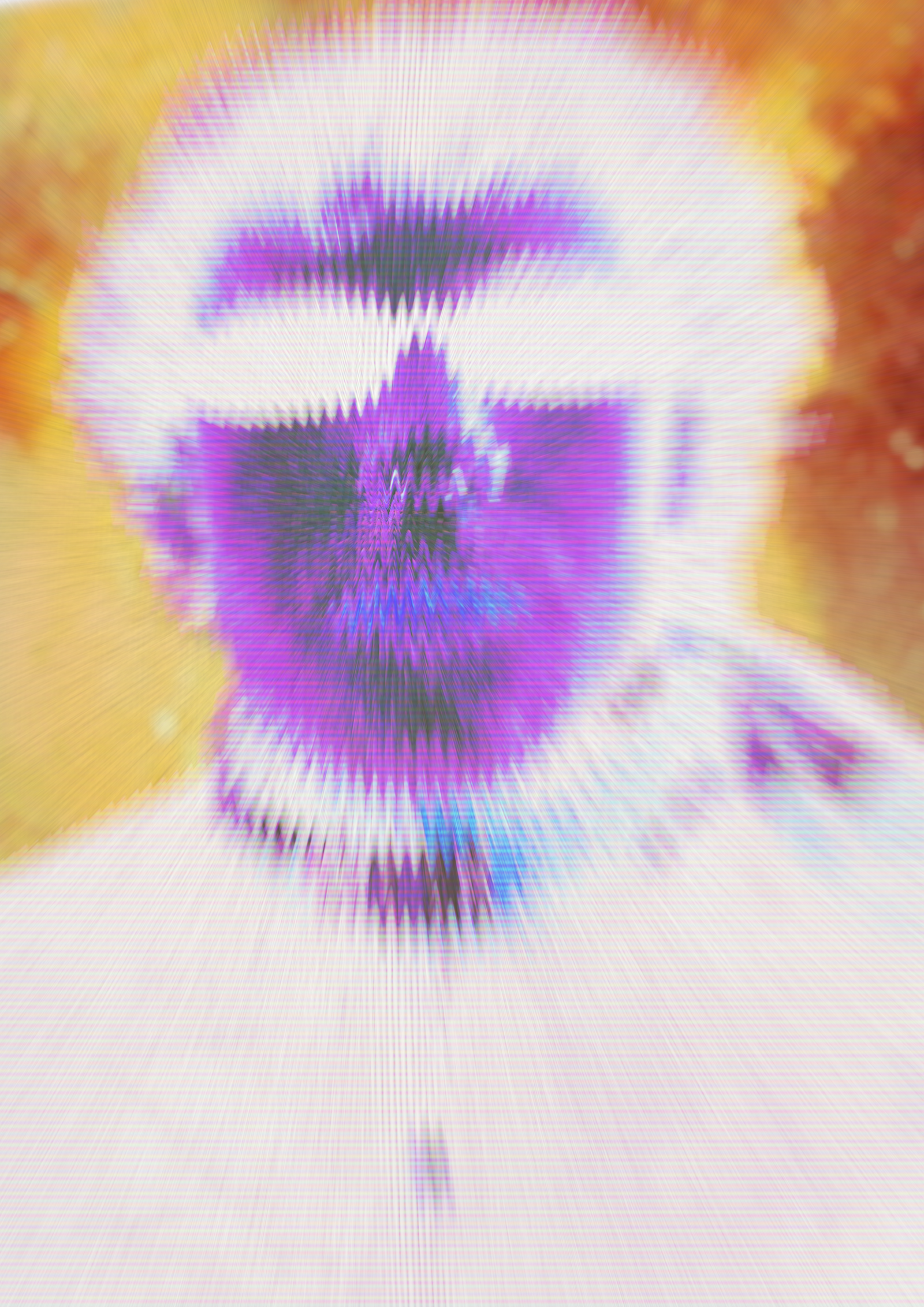 silhouette à peau violette et vêtements blancs cramés et explosion en fond avec glitch