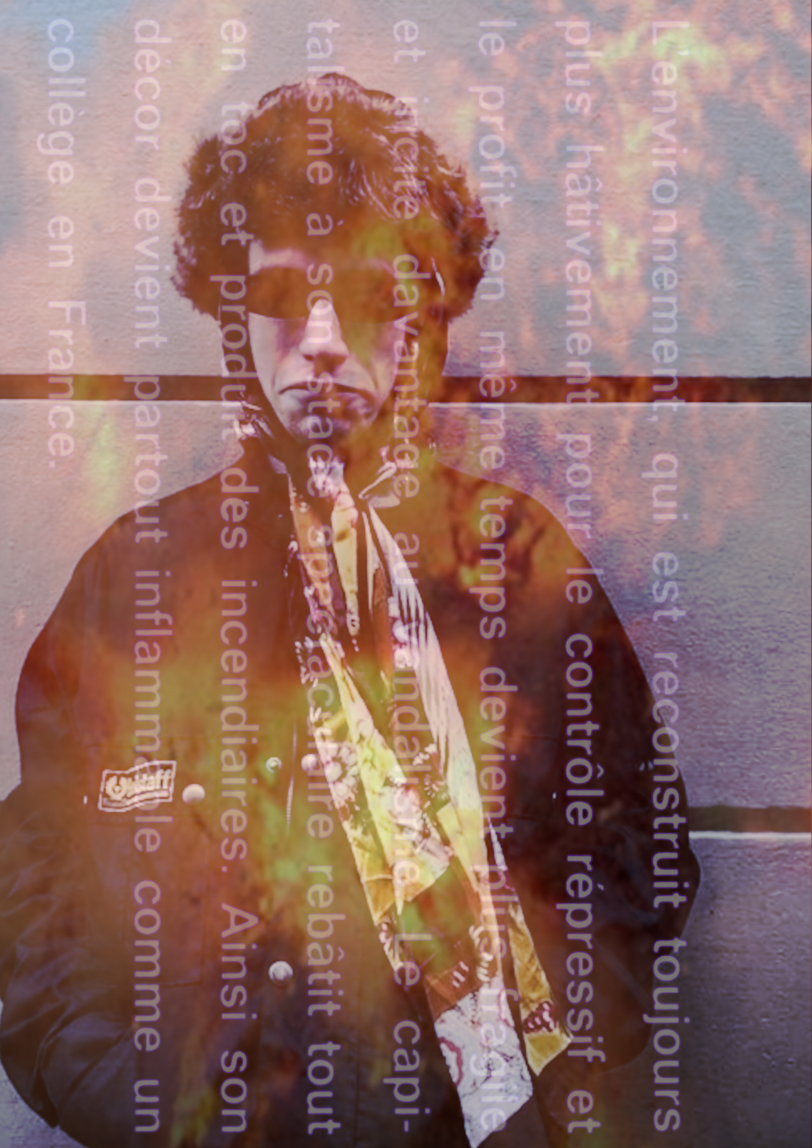 Jeune homme qui boude avec des lunettes noires, une chapka et des inscription cryptées en fond