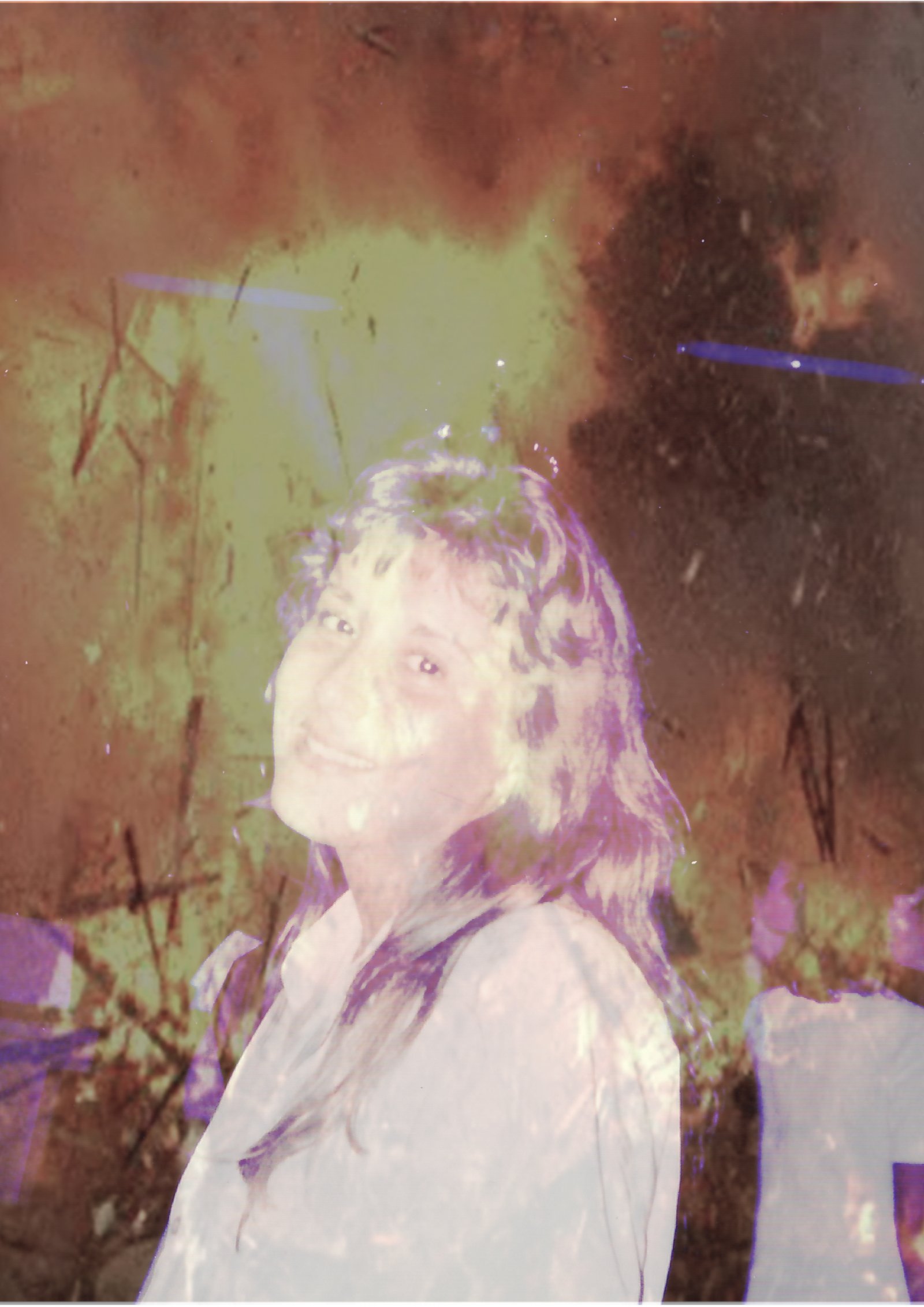 Jeune femme souriante devant une explosion