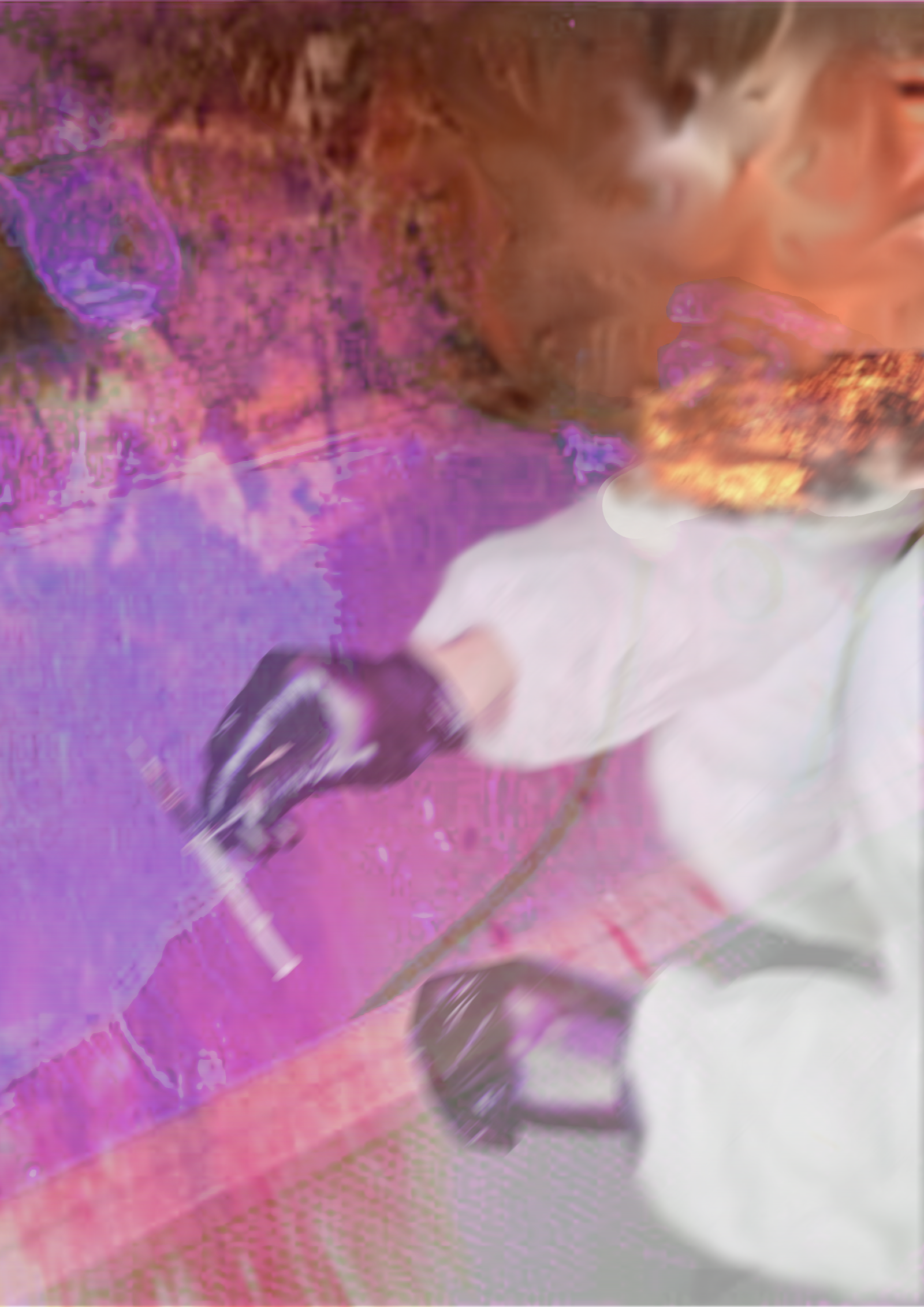 bras vêtu d'une blouse blanche qui ramasse une seringue dans une baignoire avec explosion et glitch en fond